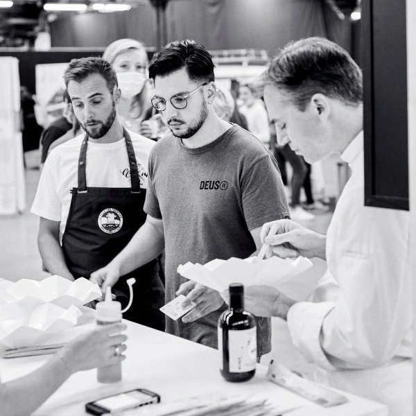 Hugo Bijaoui assure le service en salle au restaurant le rousseau à pont de claix